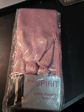 Roze True Spirit lurex shawltje met een subtiele glans. Nieuw