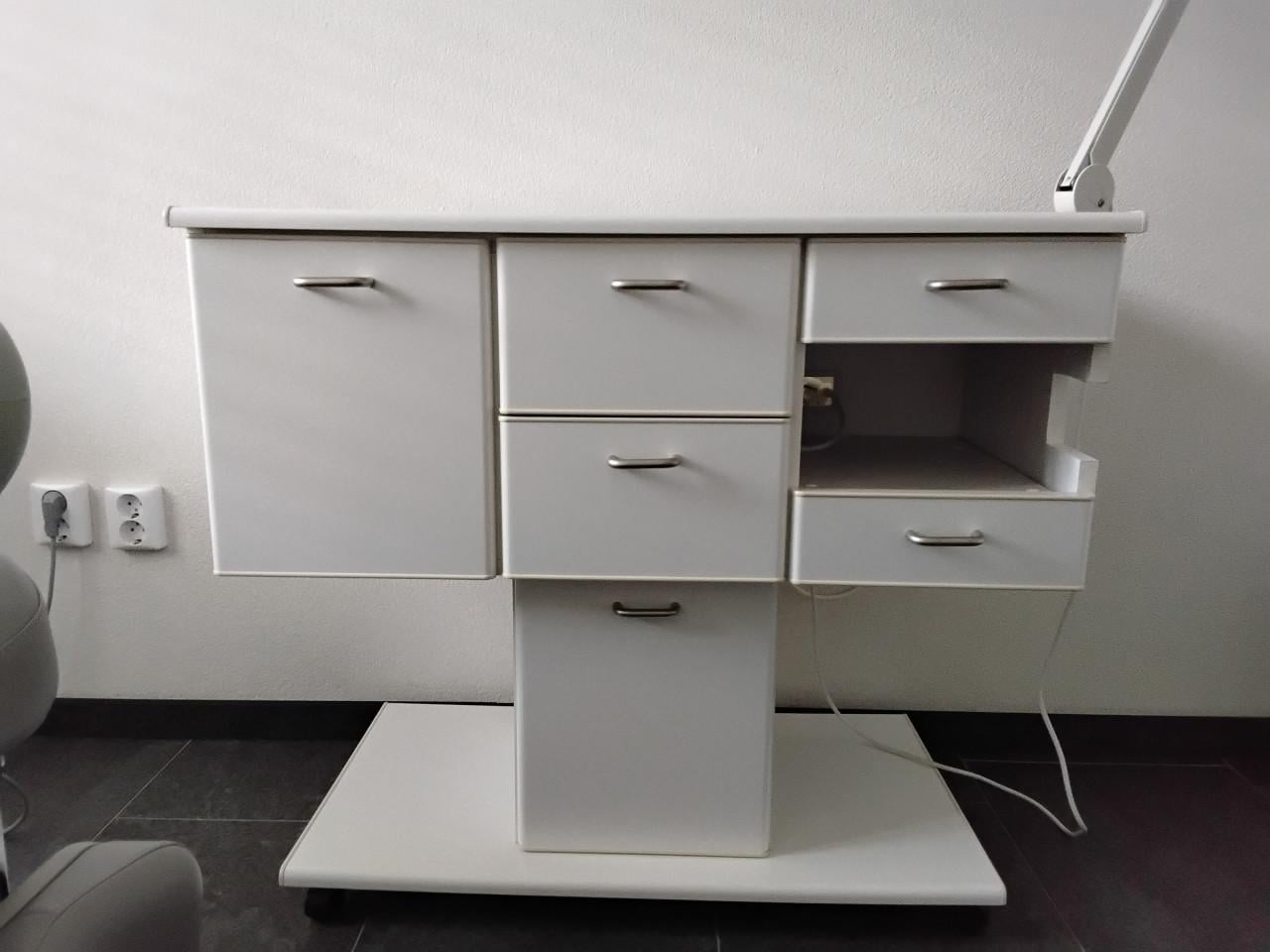 PEDICUURBEHANDELSTOEL, WERKSTOEL EN PEDICUURMEUBEL