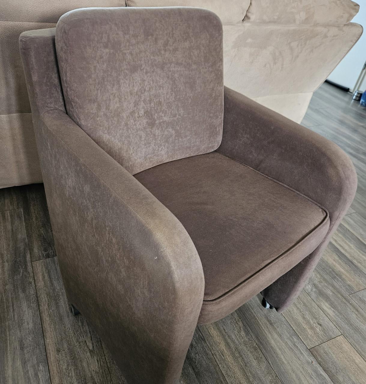 4 eetkamerstoelen op wieltjes Kleur taupe