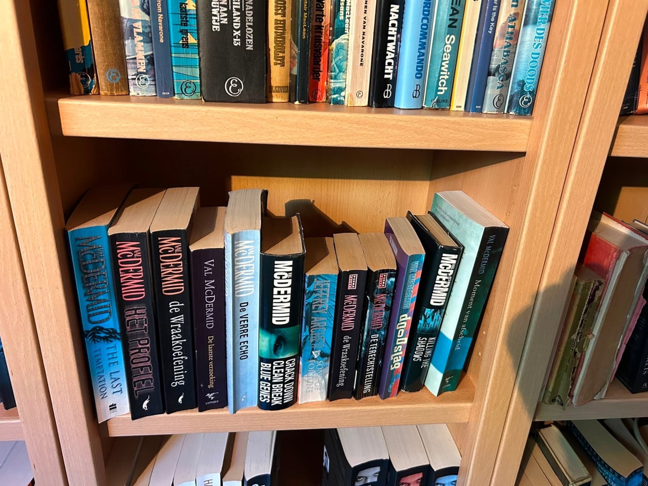 Grote verzameling thrillers (>1.000 st) incl 8 boekenkasten