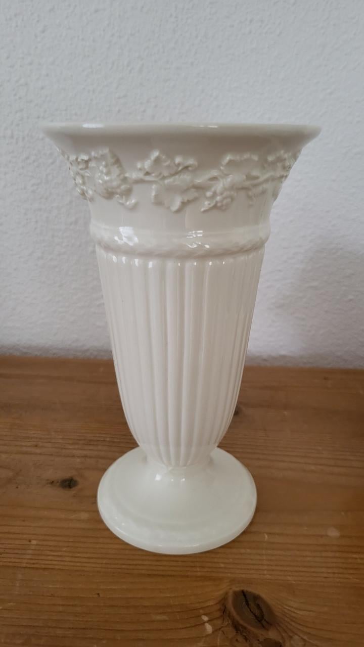 Wedgwood embossed Queen's Ware vaas h 17 cm