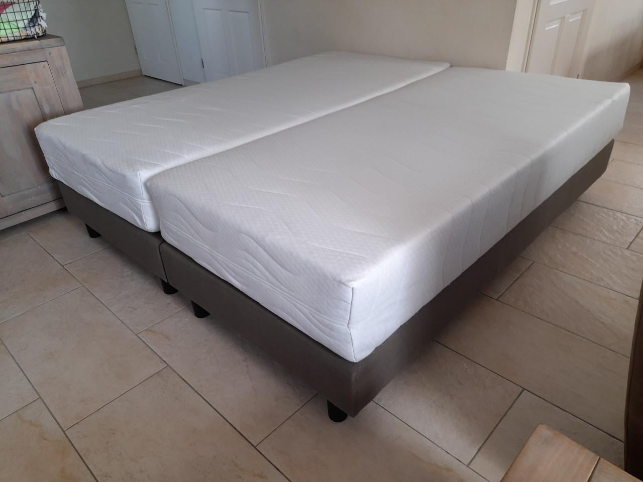 2 x Boxspring met schone matrassen 90 x 200 (in goede staat )