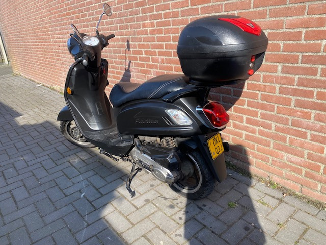 Zeer nette SYM fiddle2 black line 3900km met koffer  alles werkt perfect