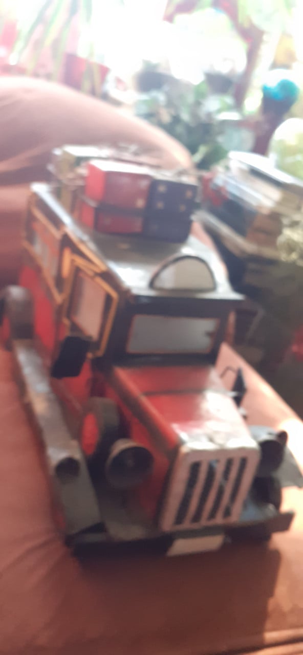 Grote blikken Auto.....................met Kado -Pakketjes
