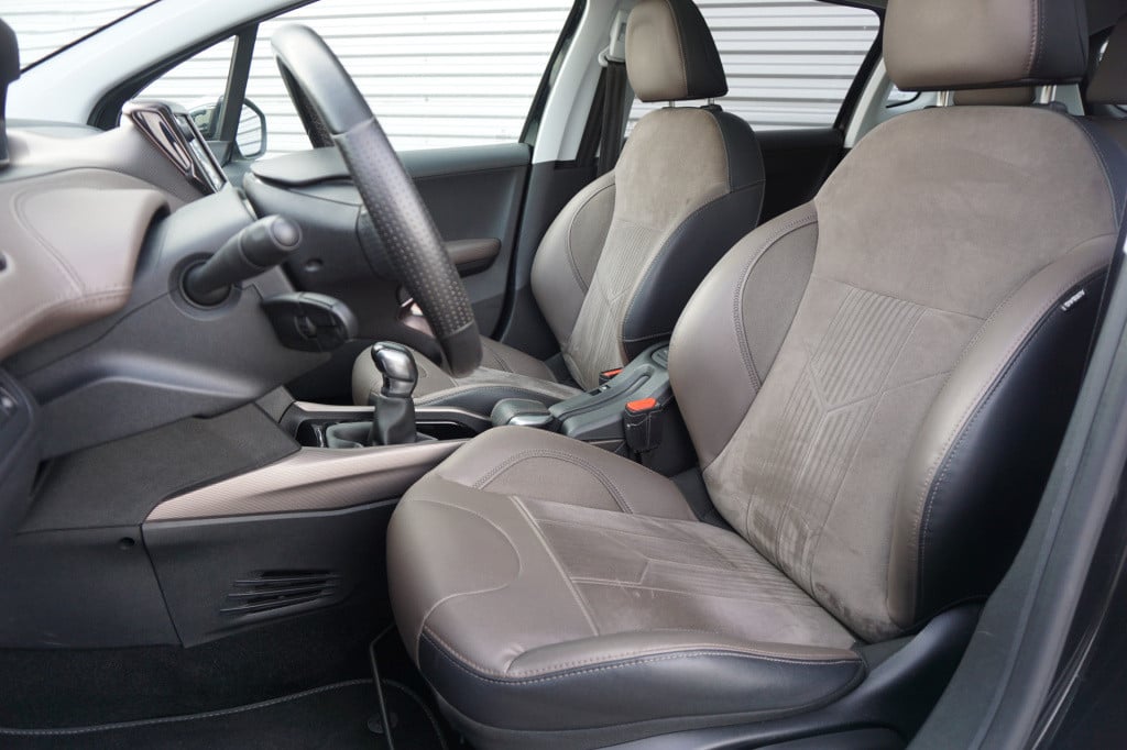 Peugeot 2008 1.6 vti féline airco / navi / cruise / pano / leder / parkeers
