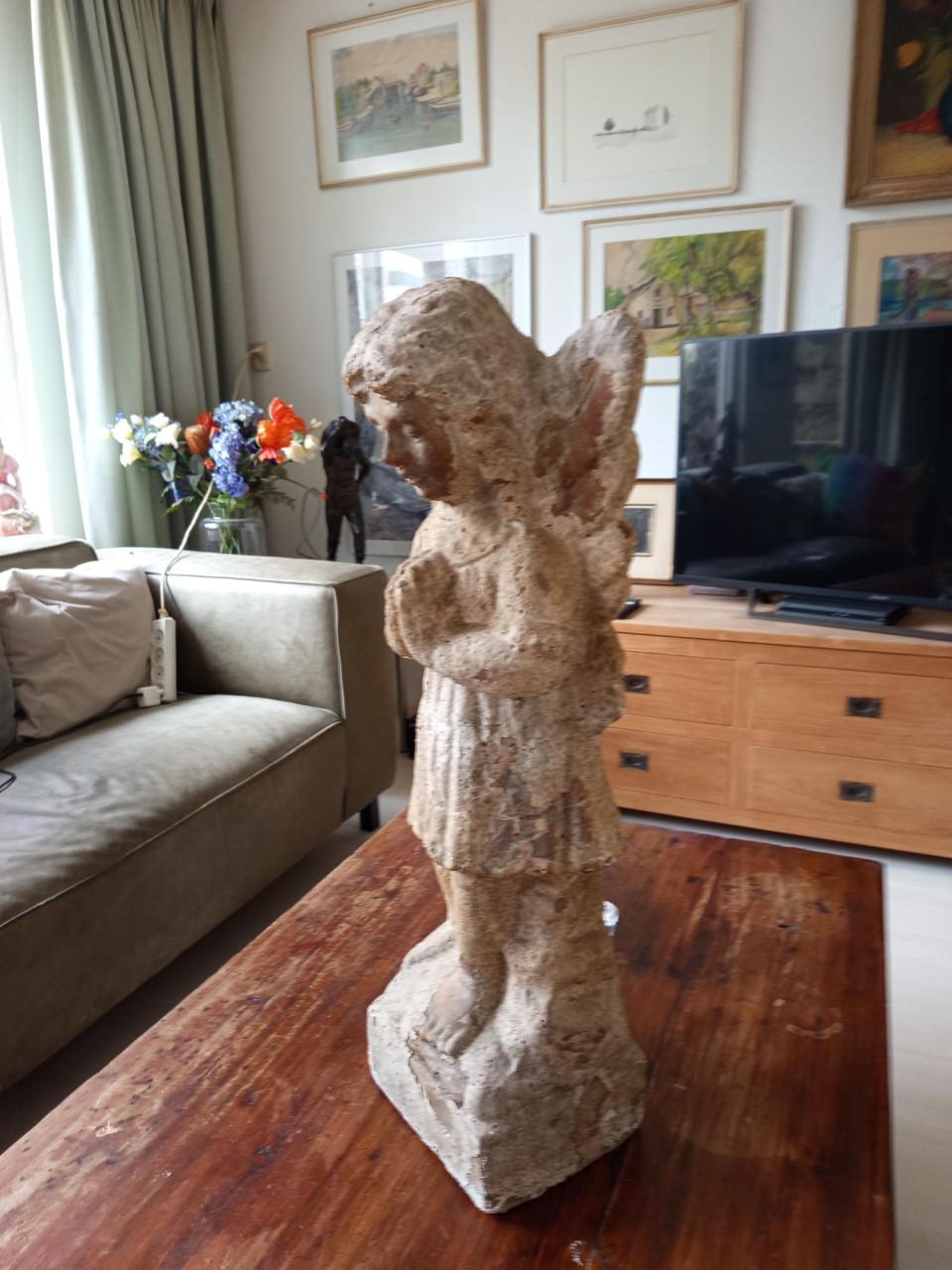 Antiek beeld van een engeltje gekocht bij Kabinet Den Engelsman in Goes