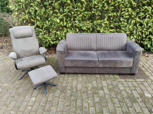MOET WEG! 2-zits bank en fauteuil met voetenbankje