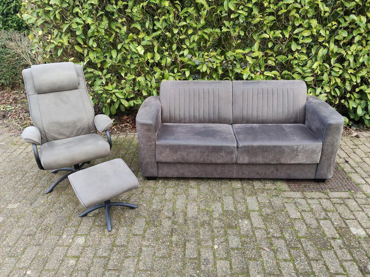 MOET WEG! 2-zits bank en fauteuil met voetenbankje