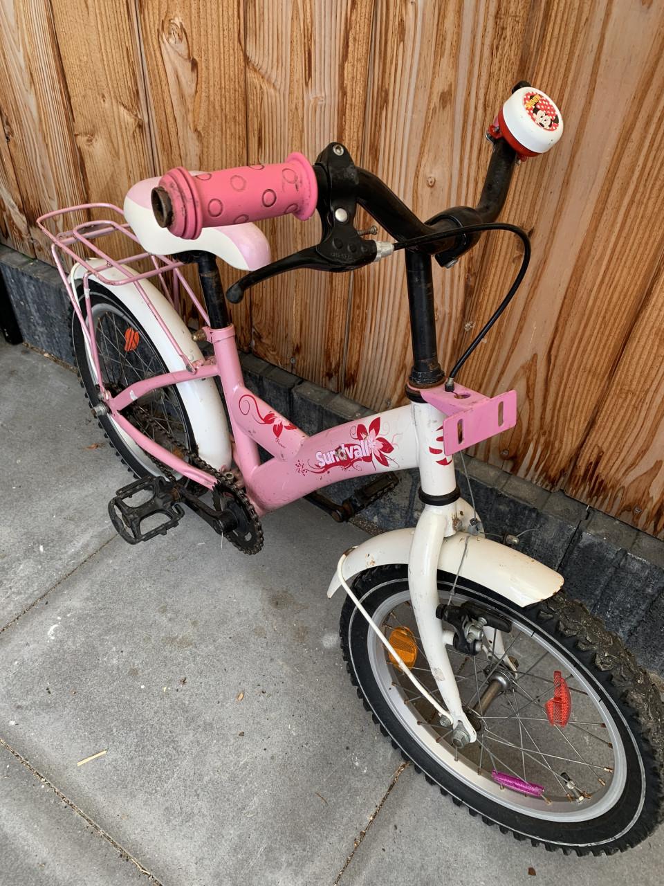 Leuke roze kinderfiets van het merk SunValley 16 inch