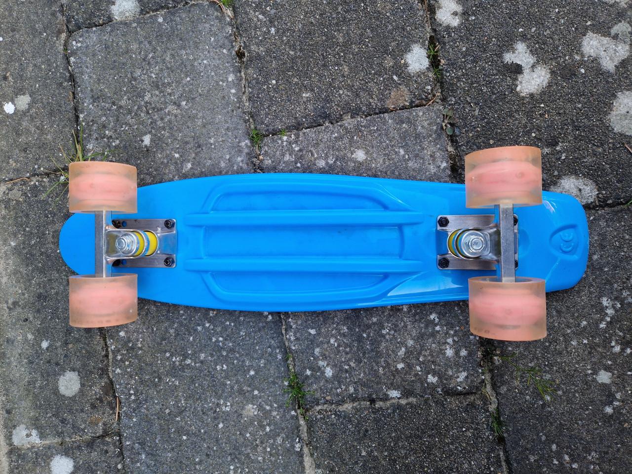 Pennyboard blauw klein skateboard met discolicht in wielen