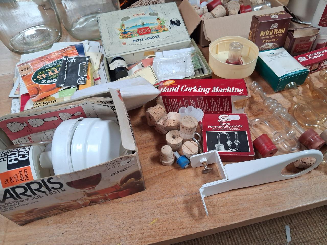 Veel spullen om zelf wijn te maken flessen kurken etc