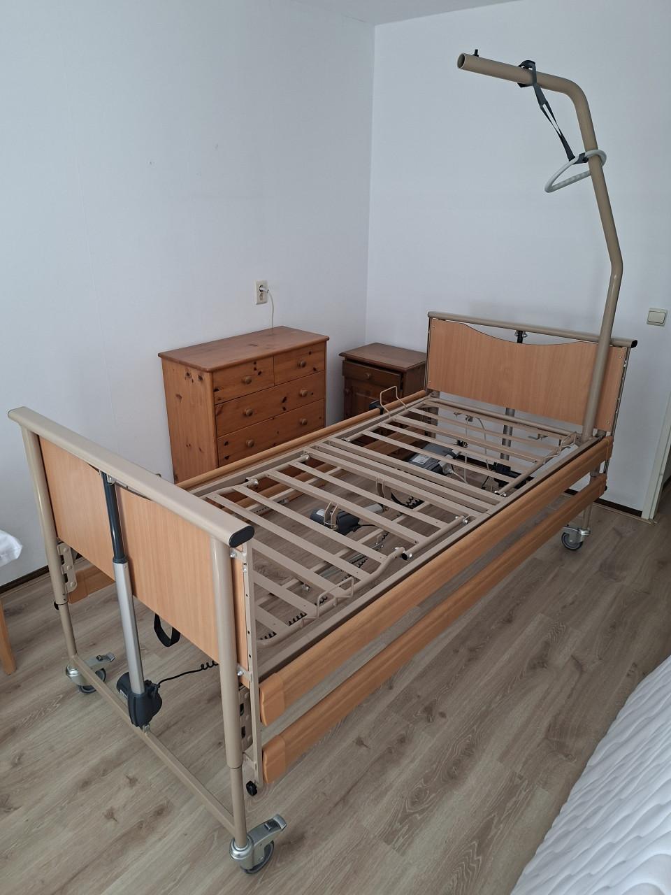 Hoog- laag bed (verpleegbed)