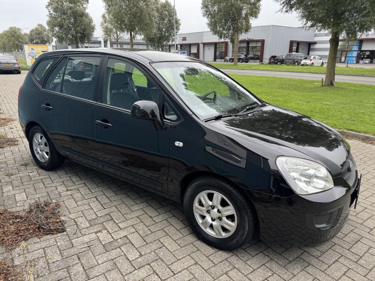 Leuke Kia Carens met leuke kilometerstand