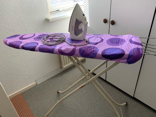 Strijkplank met strijkijzer