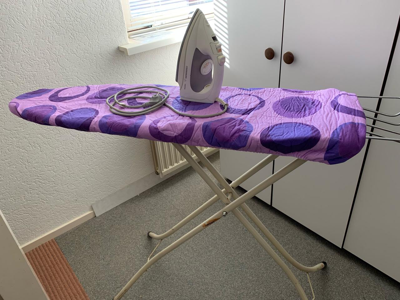 Strijkplank met strijkijzer