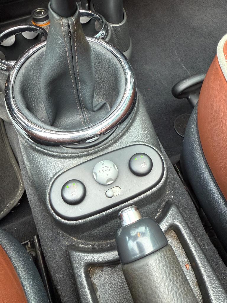 Mini Cooper Cabrio 1.6 - sidewalk