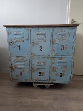 Industrieel locker kastje met houten blad