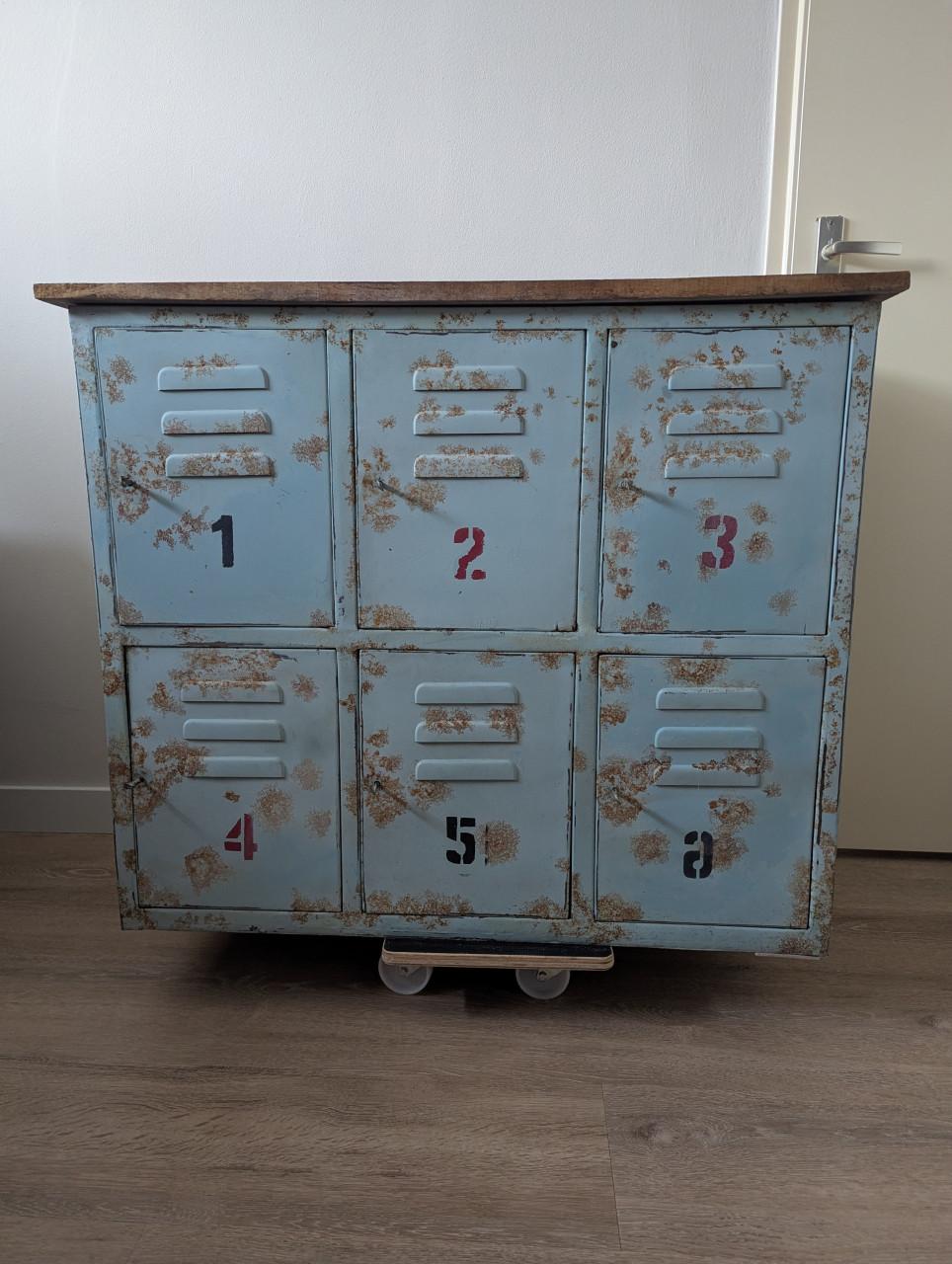 Industrieel locker kastje met houten blad