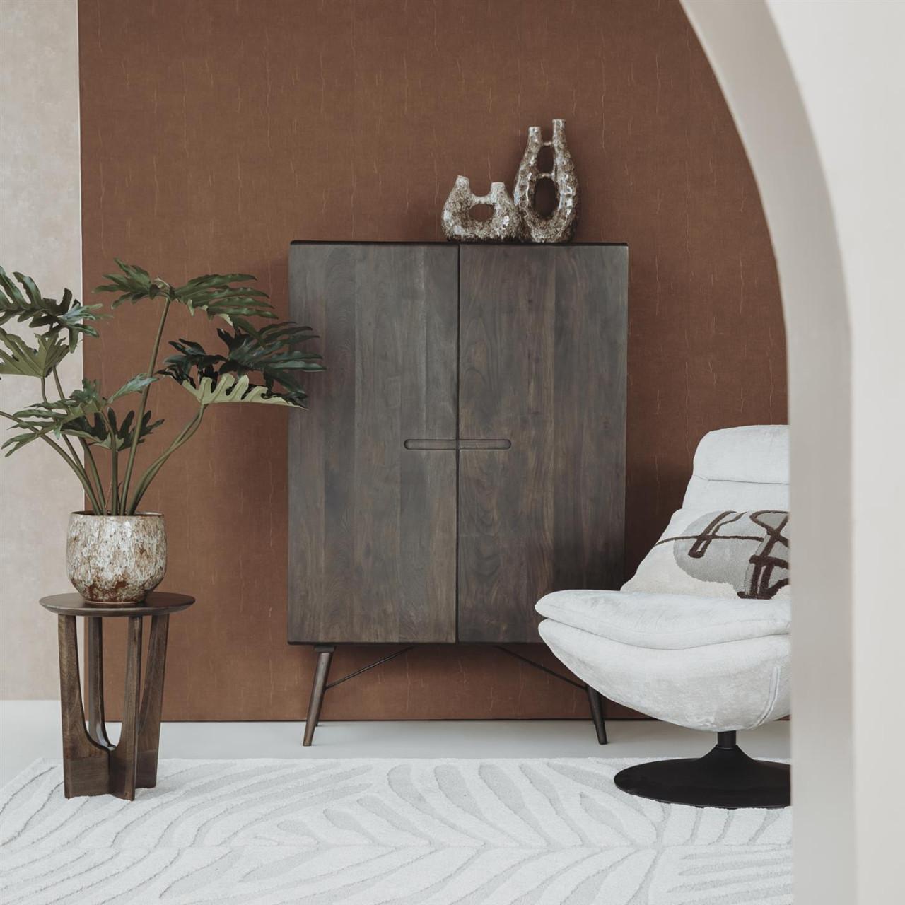 KAST MET EIGENTIJDS SCANDINAVISCH UITERLIJK