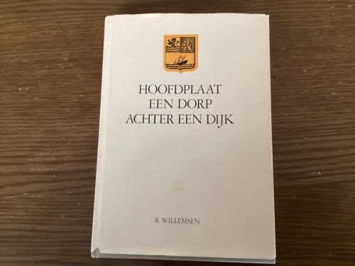 Hoofdplaat een dorp achter een dijk