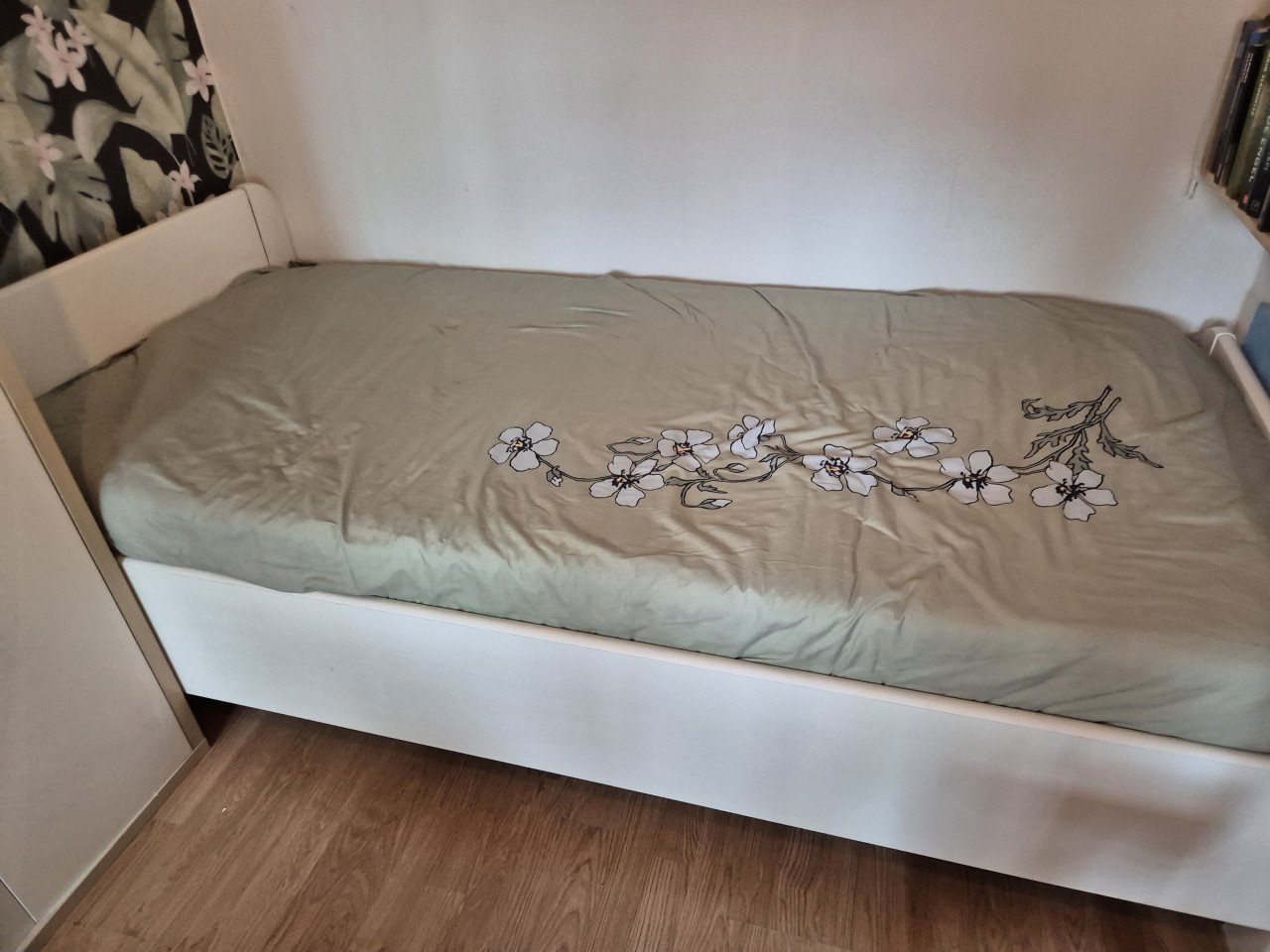 1 persoonsbed wit ledikant. Matras zo goed als nieuw.