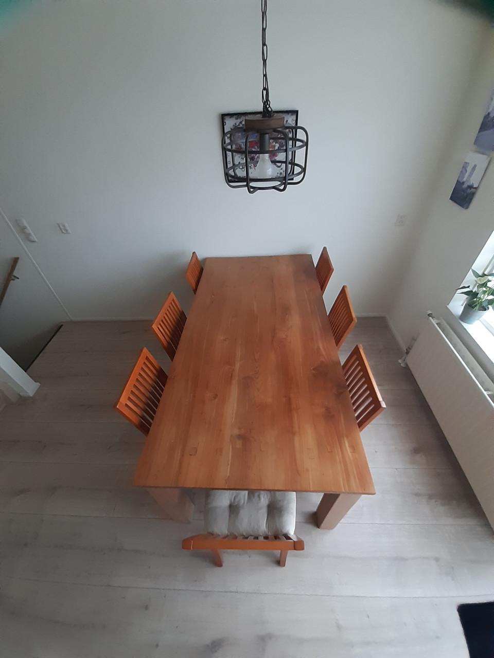 8 eetkamerstoelen + eettafel