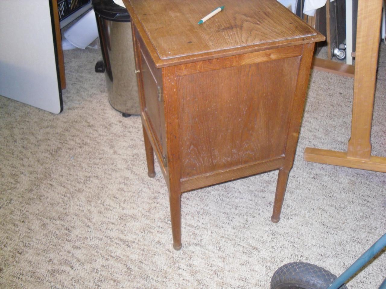 Oud kastje met deurtje