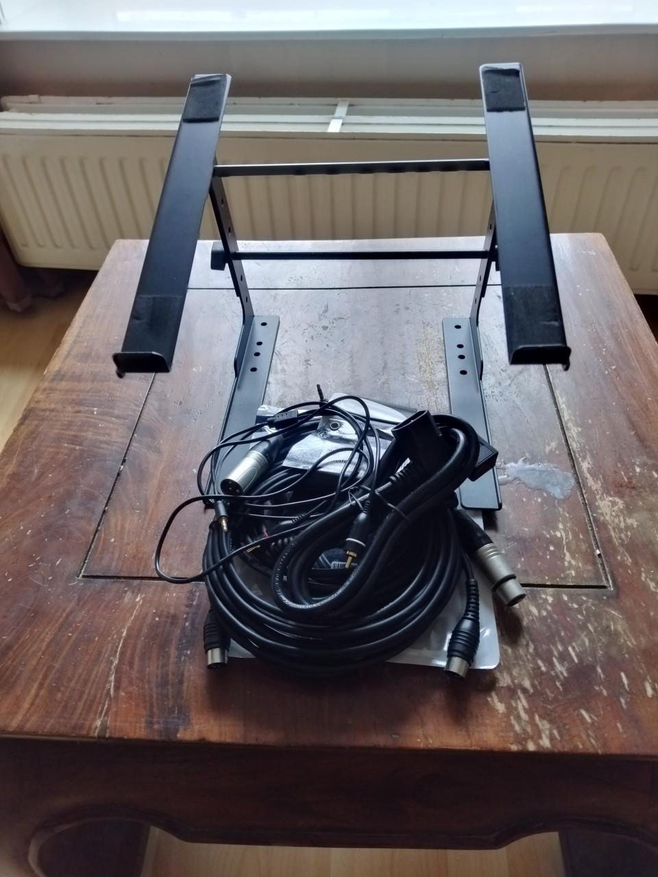 Gratis af te halen: Laptopstandaard plus kabels studio