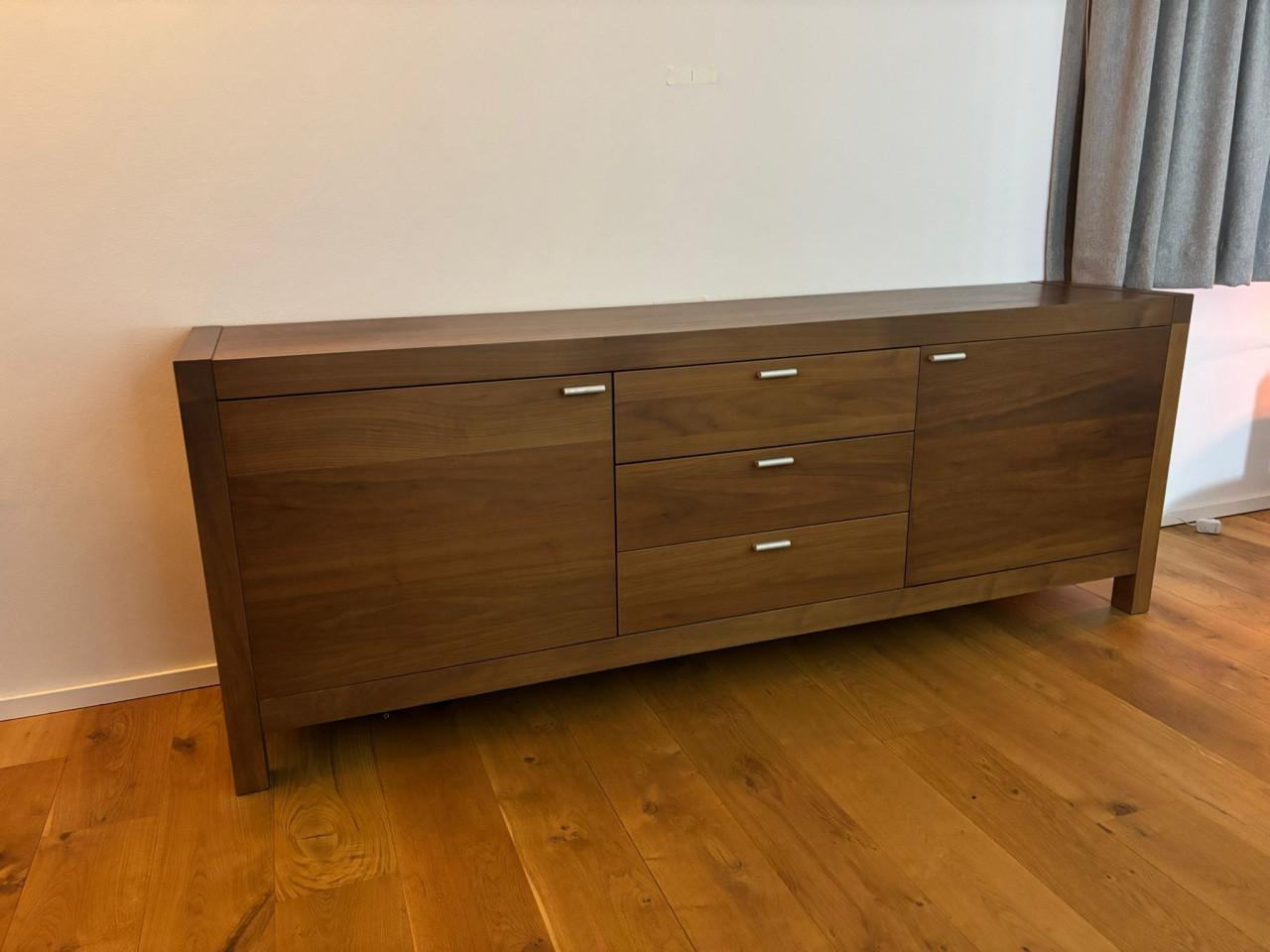 Mooi notenhouten modern dressoir