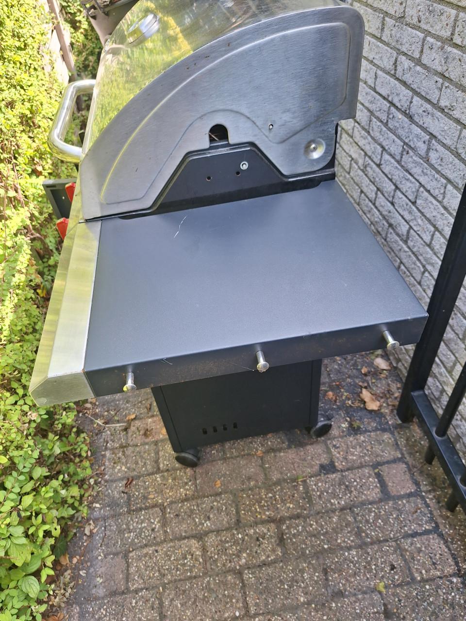 In NIEUWSTAAT verkerende  Gas  bbq