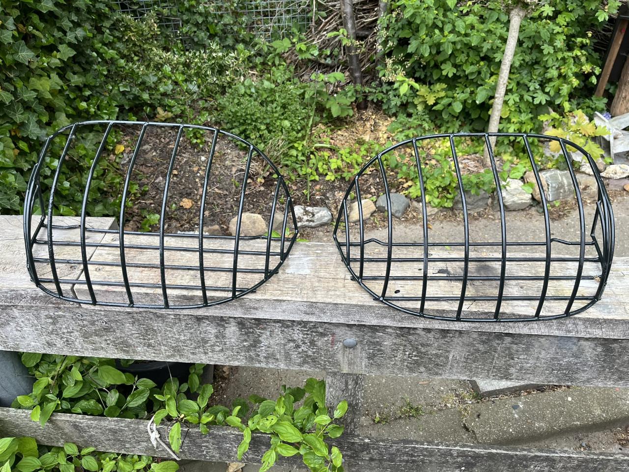 2 Grote metalen planten ruif