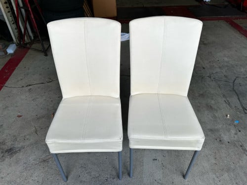 2 eetkamer stoelen
