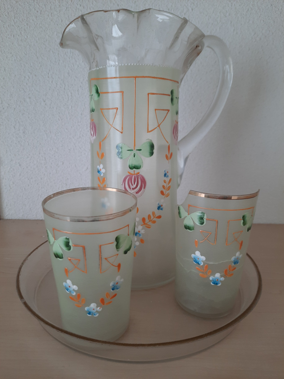Waterkan met glas - Schenkkan - Geemailleerd glas