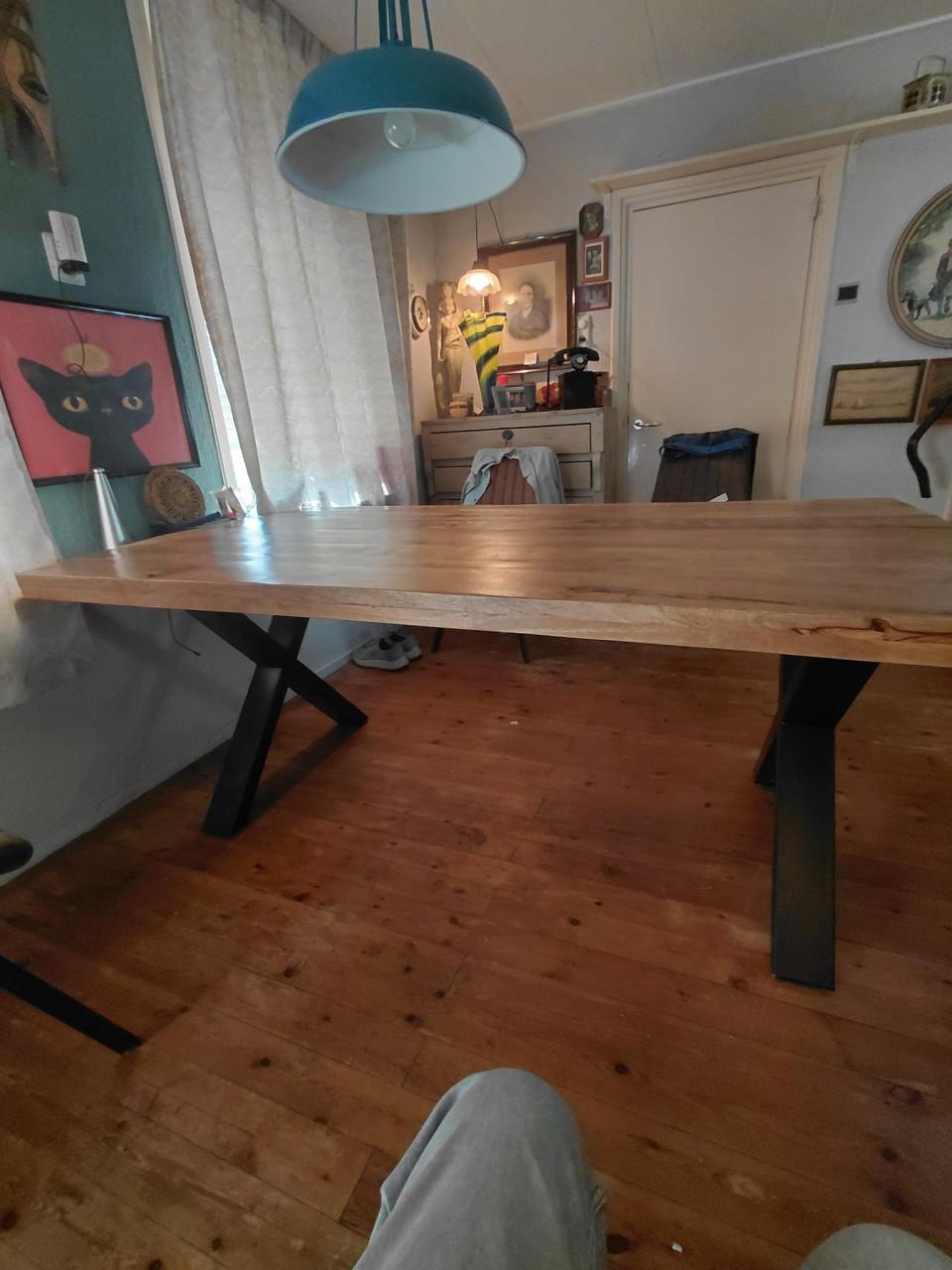 Robuuste eettafel nieuwstaat