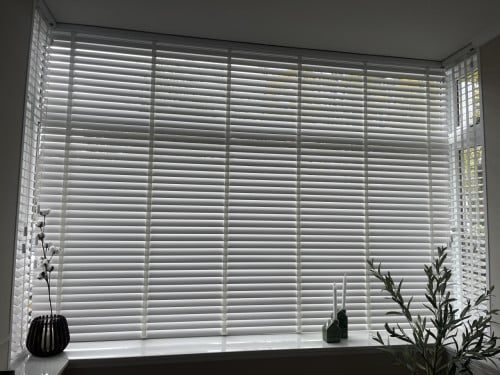 Houten jaloezieën sneeuwwit