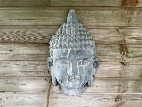 2 buddha beelden voor in de tuin