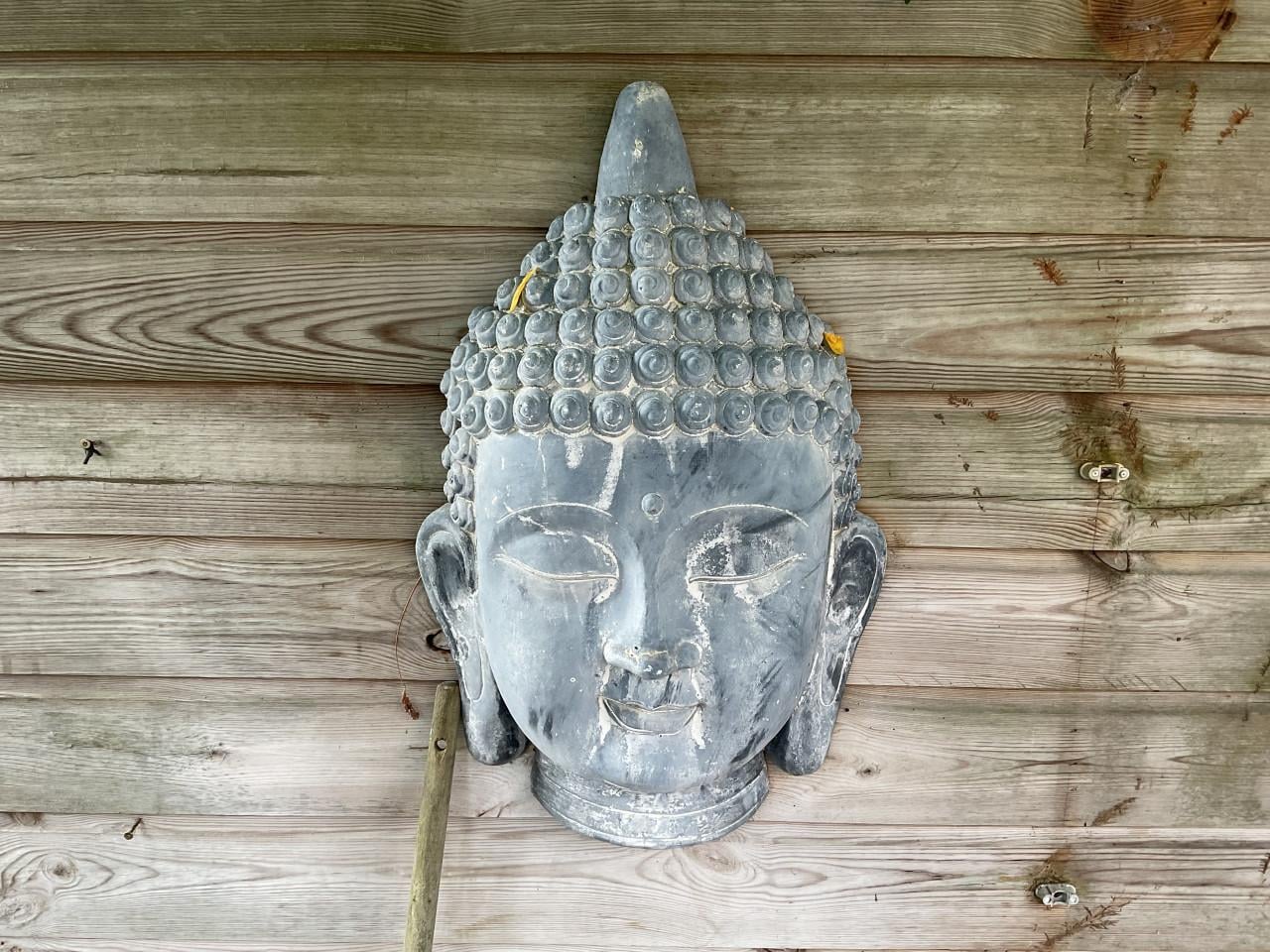 2 buddha beelden voor in de tuin