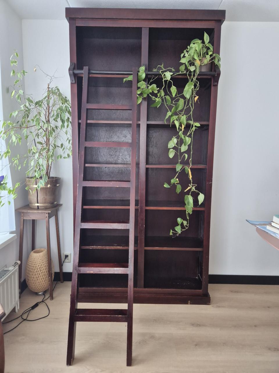Boekenkast met ladder