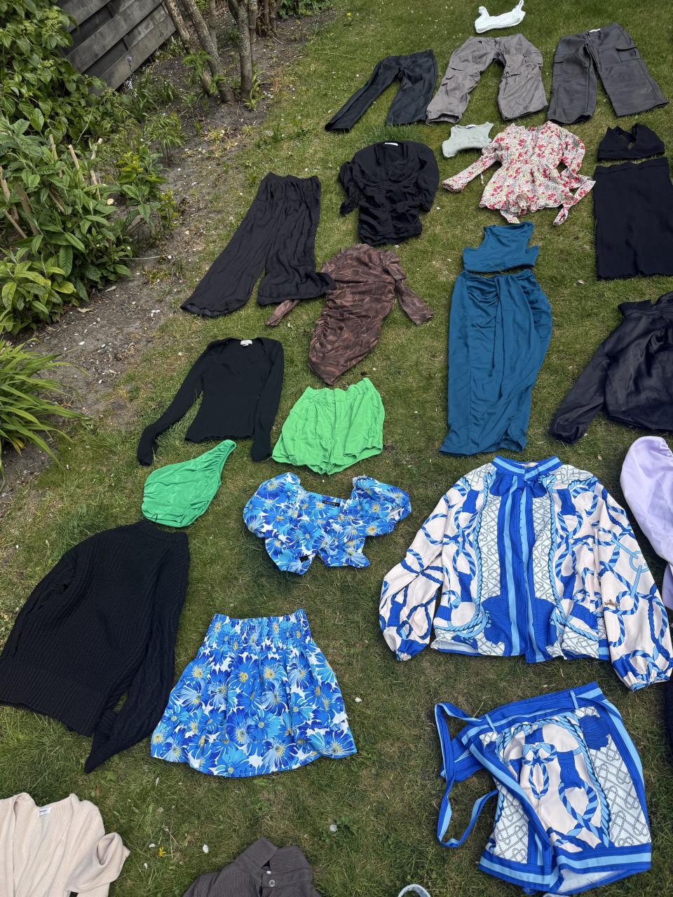 Pakket dames/ meisjes kleding ongeveer 90/100 stuks