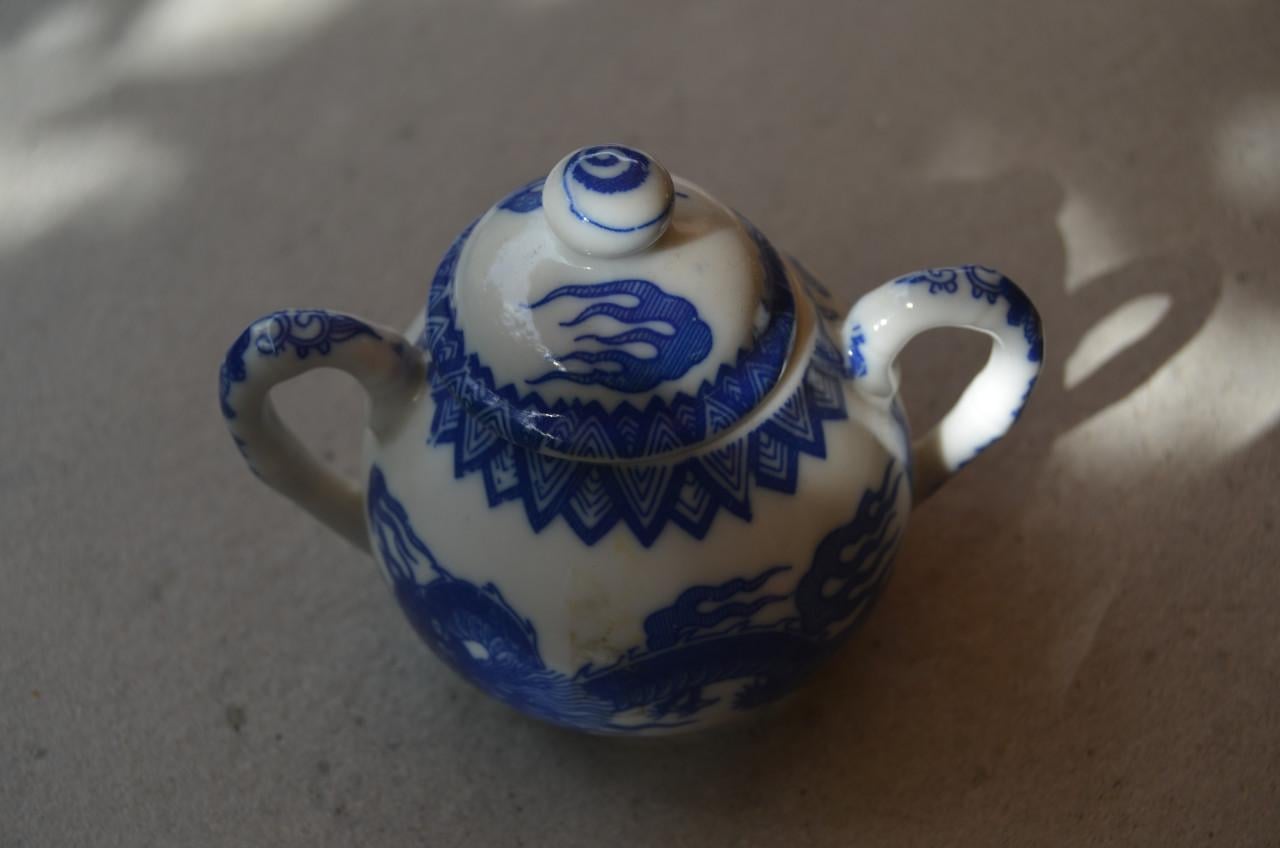 Divers Chinees porselein w.o een draak (op een potje)
