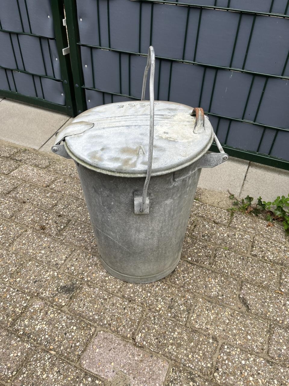 2 Vuilnisemmers staal verzinkt