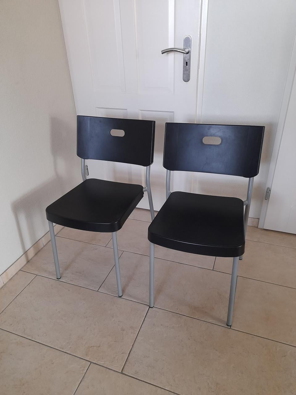 2 Stoelen (in goede nette staat )