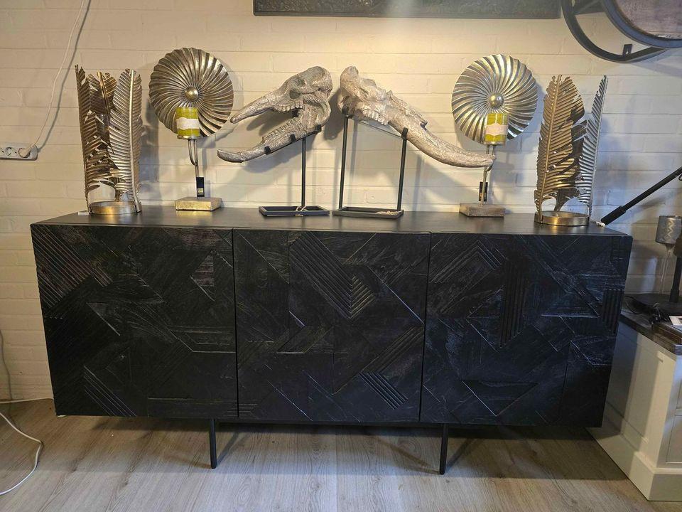 HEEL VEEL DECORATIE, VEEL VAN STOER EN SOBER, KOM GEWOON EENS LANGS