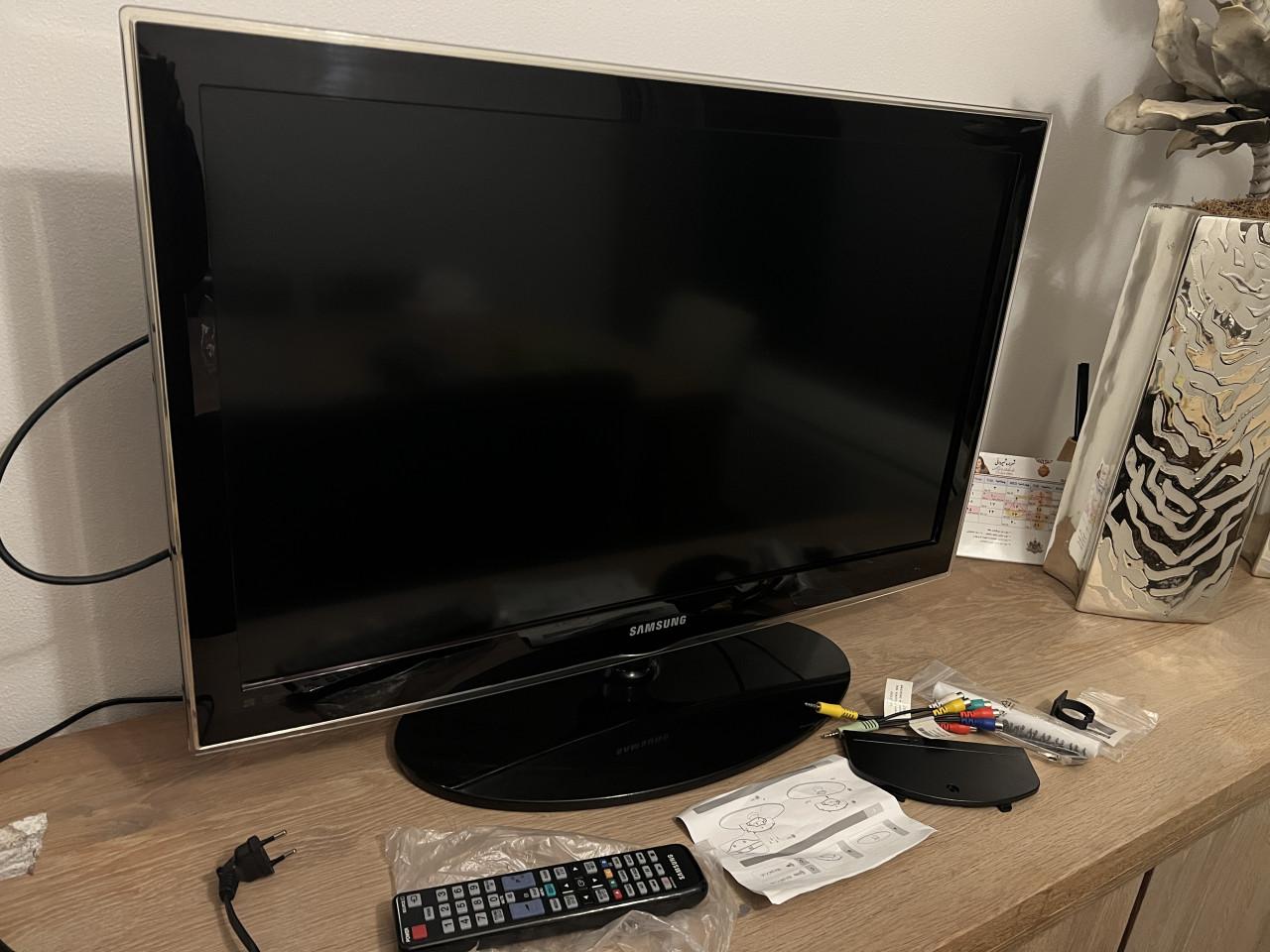 Samsung UE32C4000  LED TV 32 inch HD bijna niet gebruikt