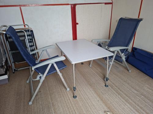 Camping tafel en stoelen.