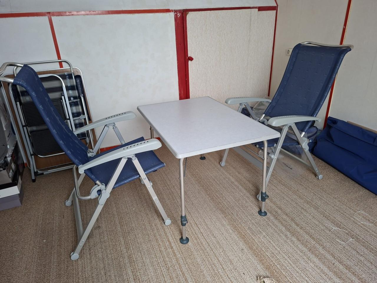 Camping tafel en stoelen.