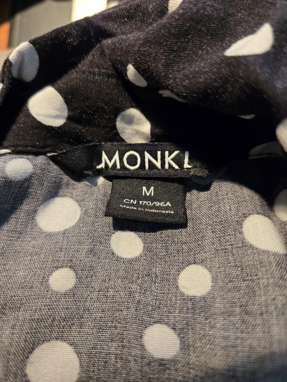 Zwarte midi-overhemdjurk met witte stippen  van Monki. Maat M