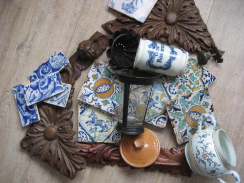 Antiek brocante markt MIDDELBURG  volkskunst tegels bodemvondsten