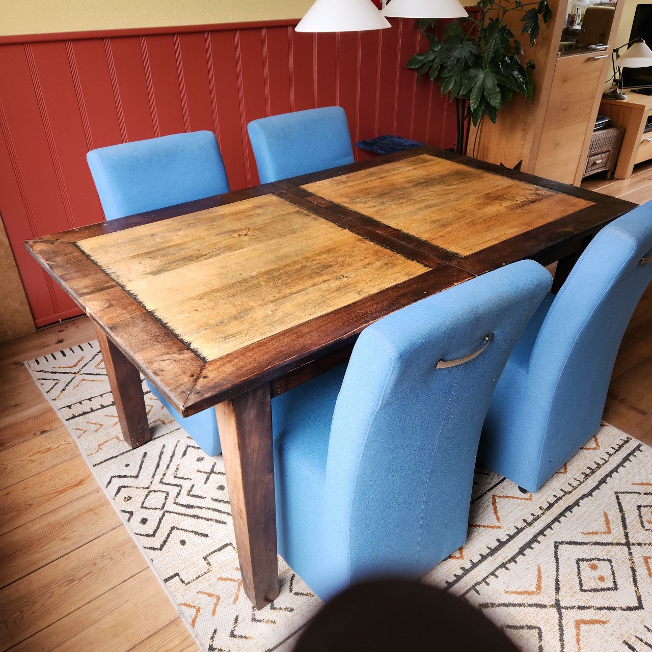 Koloniale 6 persoons uitschuifbare Eettafel t/m 8 personen met 4 stoelen