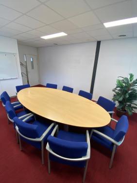 Vergadertafel met stoelen